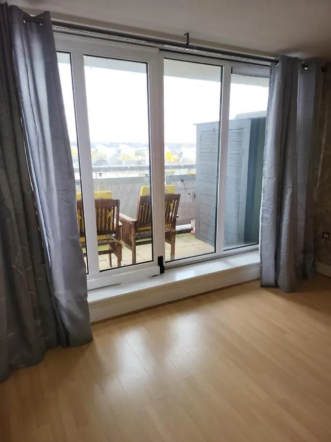 3 Bedrooms 2 Baths, Overlooking The River Near Excel, O2, City Airport - Sleeps Up To 6 London United Kingdom