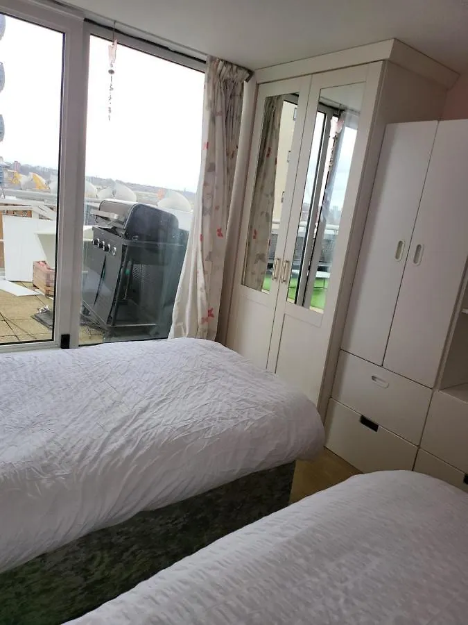 3 Bedrooms 2 Baths, Overlooking The River Near Excel, O2, City Airport - Sleeps Up To 6 London Apartment