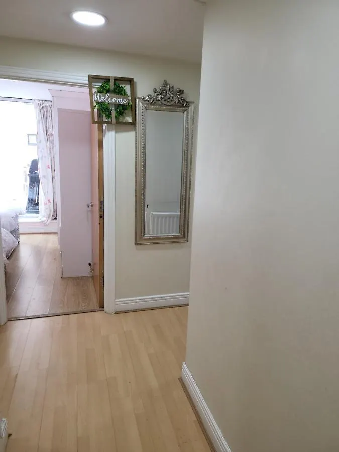 3 Bedrooms 2 Baths, Overlooking The River Near Excel, O2, City Airport - Sleeps Up To 6 London