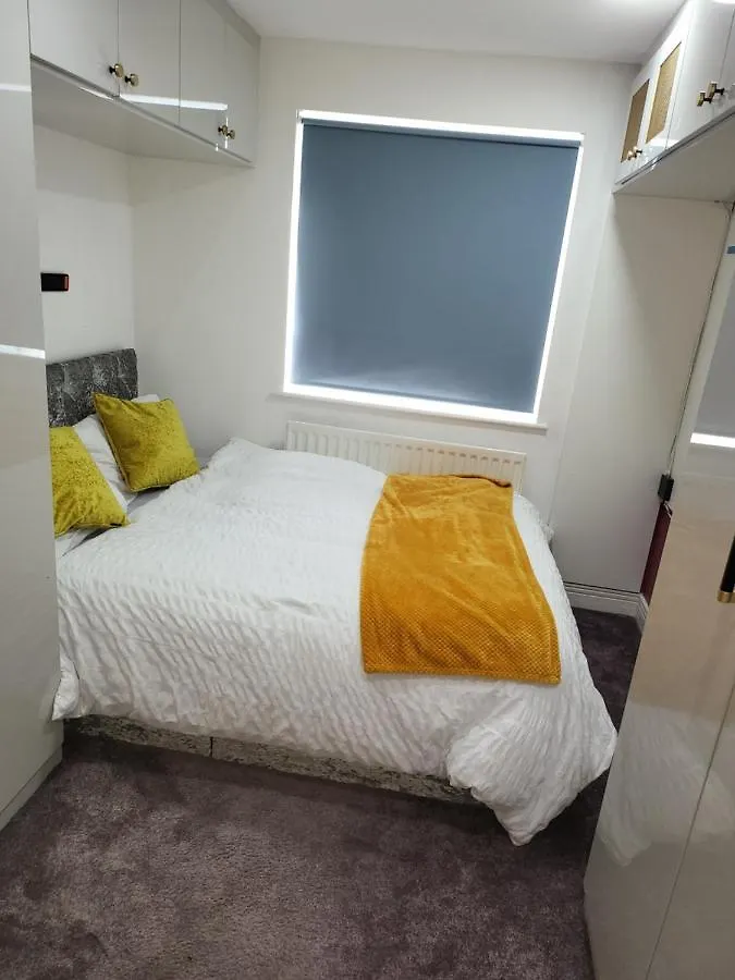 Apartment 3 Bedrooms 2 Baths, Overlooking The River Near Excel, O2, City Airport - Sleeps Up To 6 London United Kingdom