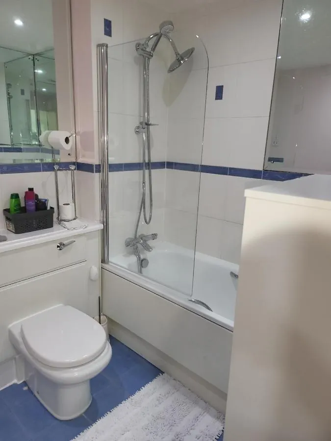 3 Bedrooms 2 Baths, Overlooking The River Near Excel, O2, City Airport - Sleeps Up To 6 London United Kingdom