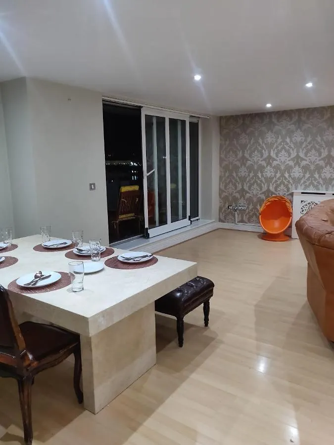 Apartment 3 Bedrooms 2 Baths, Overlooking The River Near Excel, O2, City Airport - Sleeps Up To 6 London